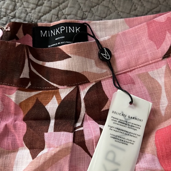MINKPINK CALI SHORTS FLORAL NWT Medium - Picture 7 of 9